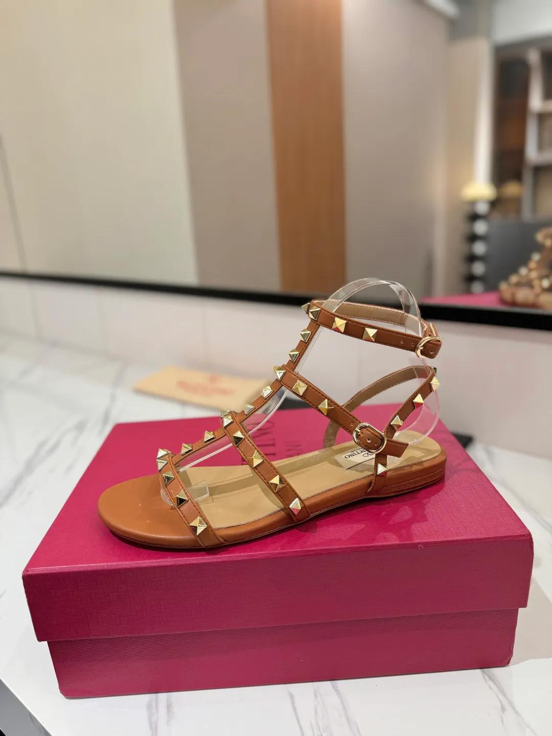 👟👟Ex-factory price 520👟👟 Valentino/Valentino rivet VT classic ankle-wrap rivet sandals, timeless 🆕 deeply rooted in people's hearts❤️A must-have item that never goes out of style🫰top replica! The side curves are perfect, the original molded custom-made rust-free rivets, and the textured hardware bring out a full sense of high-end, giving you a genuine foot feel! The first choice for high-end customers❤️ [Material] Upper: Original imported customized cowhide Inner lining: Original imported goatskin Outsole: Imported pearlescent leather outsole Code number: 35-39 [34, 40, 41, 42 are custom-made and cannot be returned or exchanged]